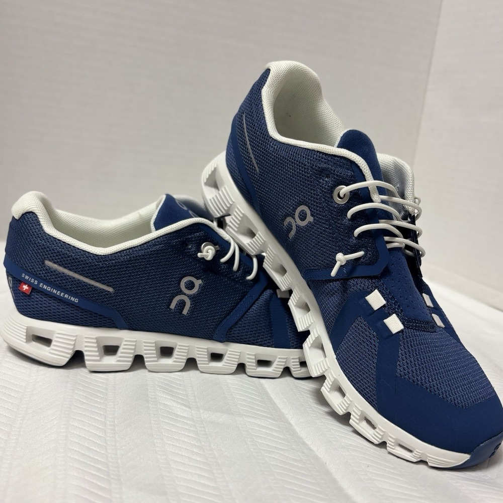 On Cloud 5 Women's Size US 7.5 Denim/White Running Shoes